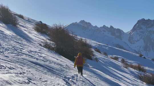 实拍登雪山画面