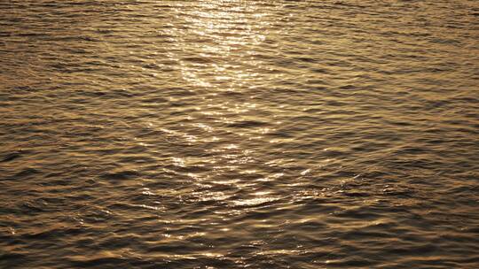 夕阳下的大海海面波浪