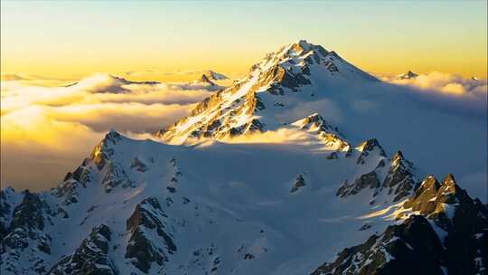 日照金山雪山日出云海唯美早晨清晨风景风光