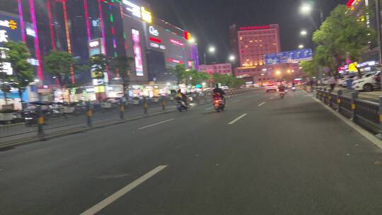 夜晚街头车辆交通路上行人