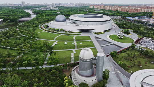 4K航拍滴水湖上海天文馆
