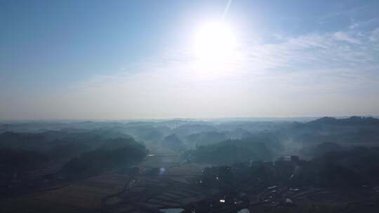 冬日的农村 丘陵地区山间薄雾与阳光