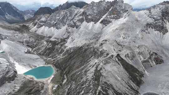 四川甘孜稻城亚丁风景区冰川湖牛奶海风光