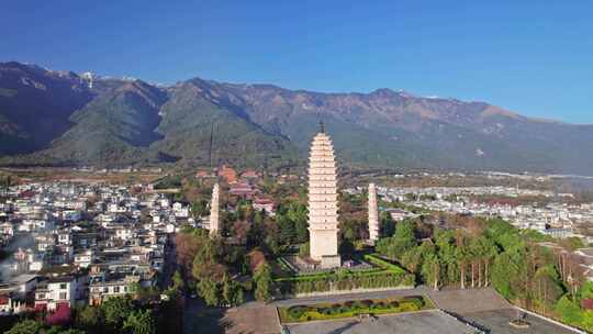 冬季云南大理古城崇圣寺三塔日出清晨航拍