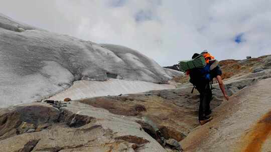 攀登川西沙鲁里山脉加拉本森雪山的登山者