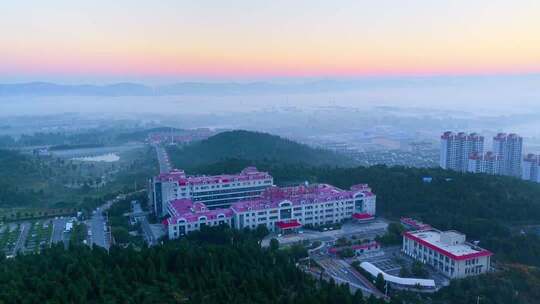 航拍晨雾中的袁寨山市立医院