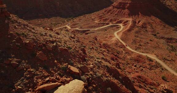 航拍车辆在众神之谷沙漠公路上行驶