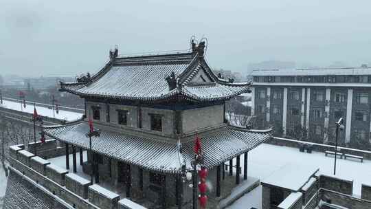 航拍陕西省西安市正在下雪的西安城墙雪景