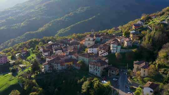 意大利布雷西亚多洛米蒂山脉贝尔普拉托山村的鸟瞰图。