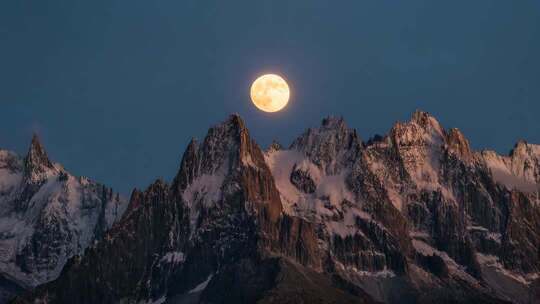 高原雪山与月亮升起中秋明月雪山超级月亮