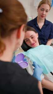 女牙医在牙科诊所谈论护理牙套患者