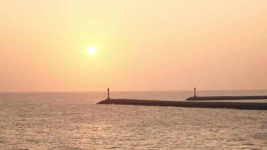 夕阳下的徐闻港码头