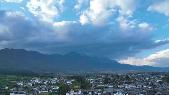 4k航拍大气雪山远与白沙古镇蓝天白云远景