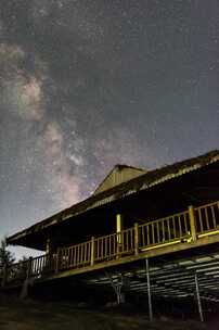 竖屏夏天崇礼云顶天路银河星空