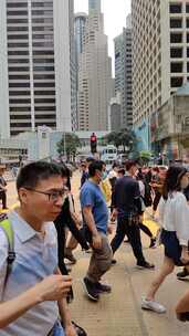 香港街道人来人往过马路慢动作竖屏