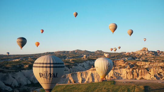 日出时土耳其热气球航拍