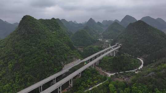 山林间高架桥蜿蜒盘旋的壮观景象