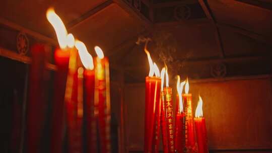 红色蜡烛点燃燃烧火焰寺庙视频素材模板下载