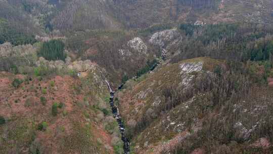 索尔河谷的一座小山上的观点，山脉中有许多树木和森林。拍摄视频素材模板下载