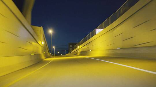 在夜晚的城市道路上穿梭