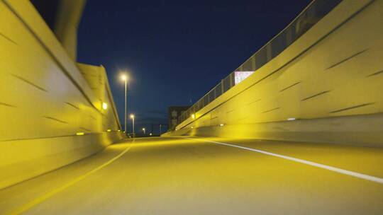 在夜晚的城市道路上穿梭视频素材模板下载