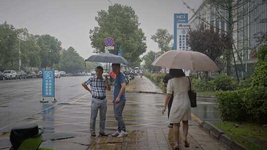 高清实拍下雨天街道打伞人来人往