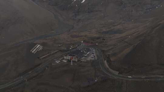 航拍风雪中的西藏山南卡若拉冰川