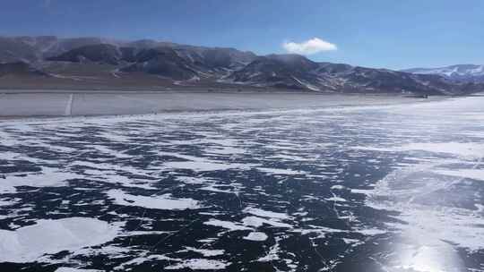 航拍新疆冬季赛里木湖冰封湖面雪山冰湖雪景