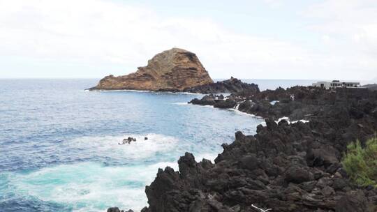 海滩海岸上的火山岩