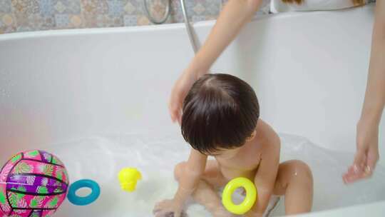 妈妈给他的宝宝洗澡视频素材模板下载