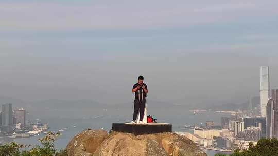 站在香港宝马山顶自拍