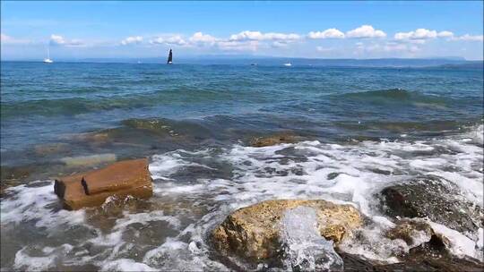 海浪冲击着海滩石头