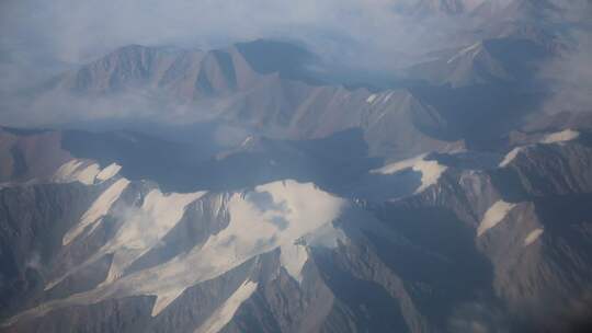 从新疆飞往西安的航班上拍的雪山