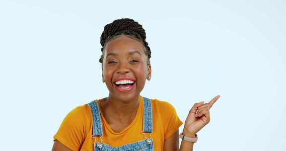 兴奋的脸，微笑和黑人女性指向商业推广，广