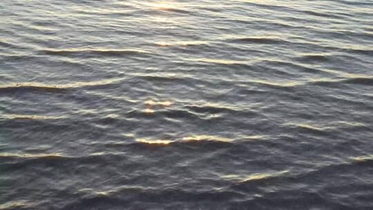 日落时分江面一条一条的波纹