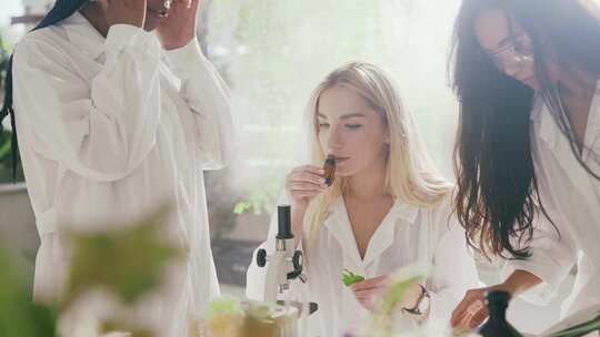 闻着小瓶的女性植物学家