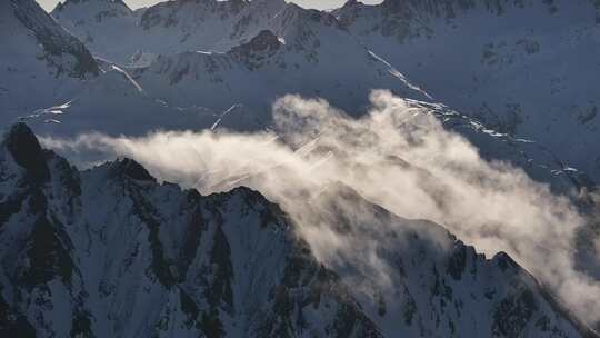 雪山云雾