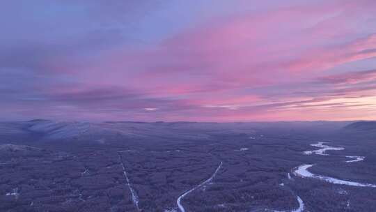 航拍彩云映照的大兴安岭林海雪原