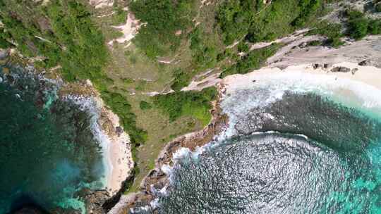 印度尼西亚巴厘岛努沙佩尼达岛热带海滩的无人机视频。海滩被称为视频素材模板下载