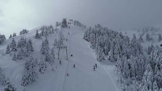 人们爬上滑雪缆车，从雪山上滑下来