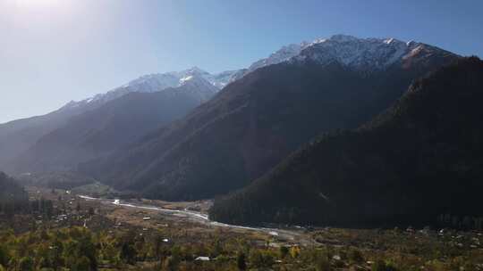 以喜马拉雅斯皮蒂山谷公路之旅闻名的桑格拉山谷无人机飞行