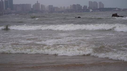 海浪拍击海岸