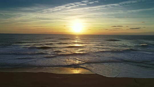 大西洋大浪和日落的天线