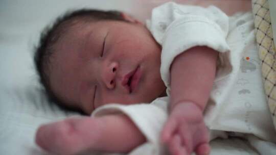 熟睡中的新生婴儿