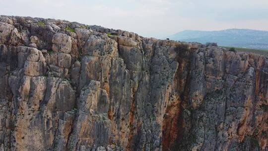 无人机拍摄的岩石山顶上的高原