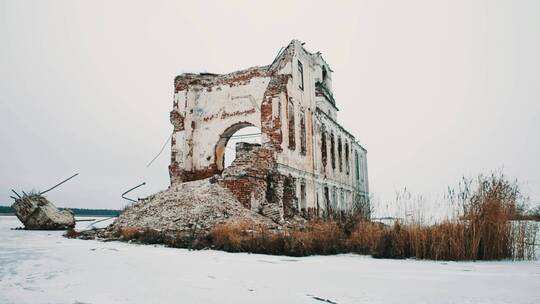 被雪覆盖的教堂废墟