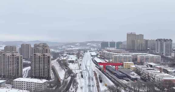 冬季雪后城市中积雪覆盖的铁轨和天桥