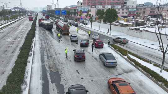 冰雪灾害道路救援