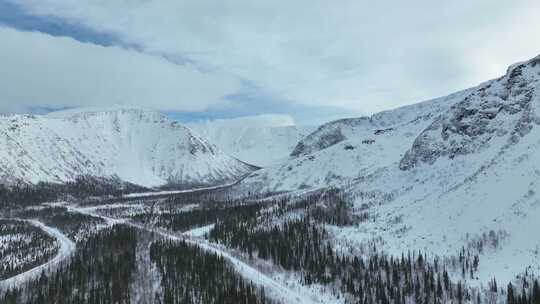 无人机镜头中积雪覆盖的山脉