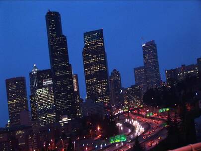 夜晚交通繁忙的西雅图市中心